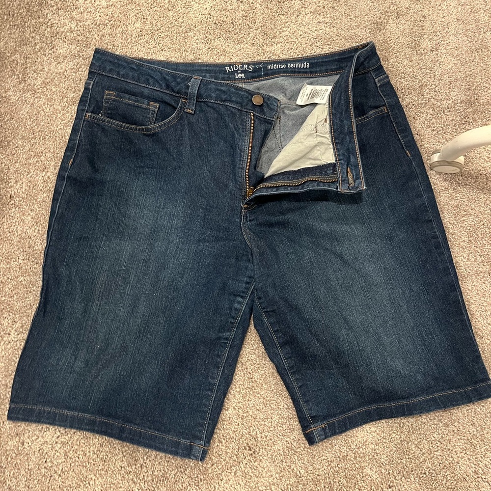 Riders by lee mirdrise Bermuda women’s Jean shorts size 16